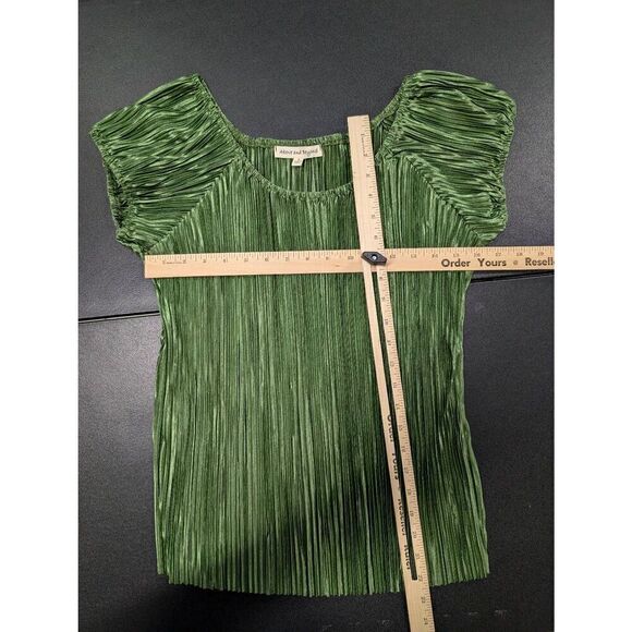 NWT Above & Beyond Pleated Short Sleeves Military Green Women's Medium - Picture 6 of 6